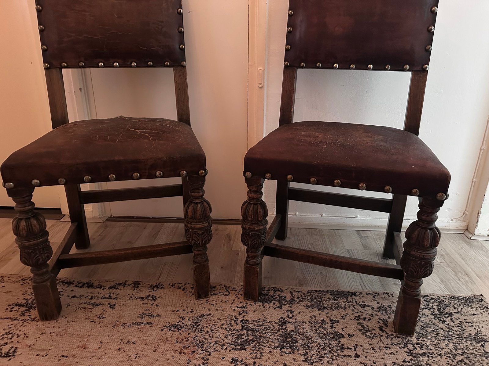 Set van 2 Antieke Leren Stoelen met Spijkers, Antiek en Kunst, Antiek | Meubels | Stoelen en Banken, Ophalen