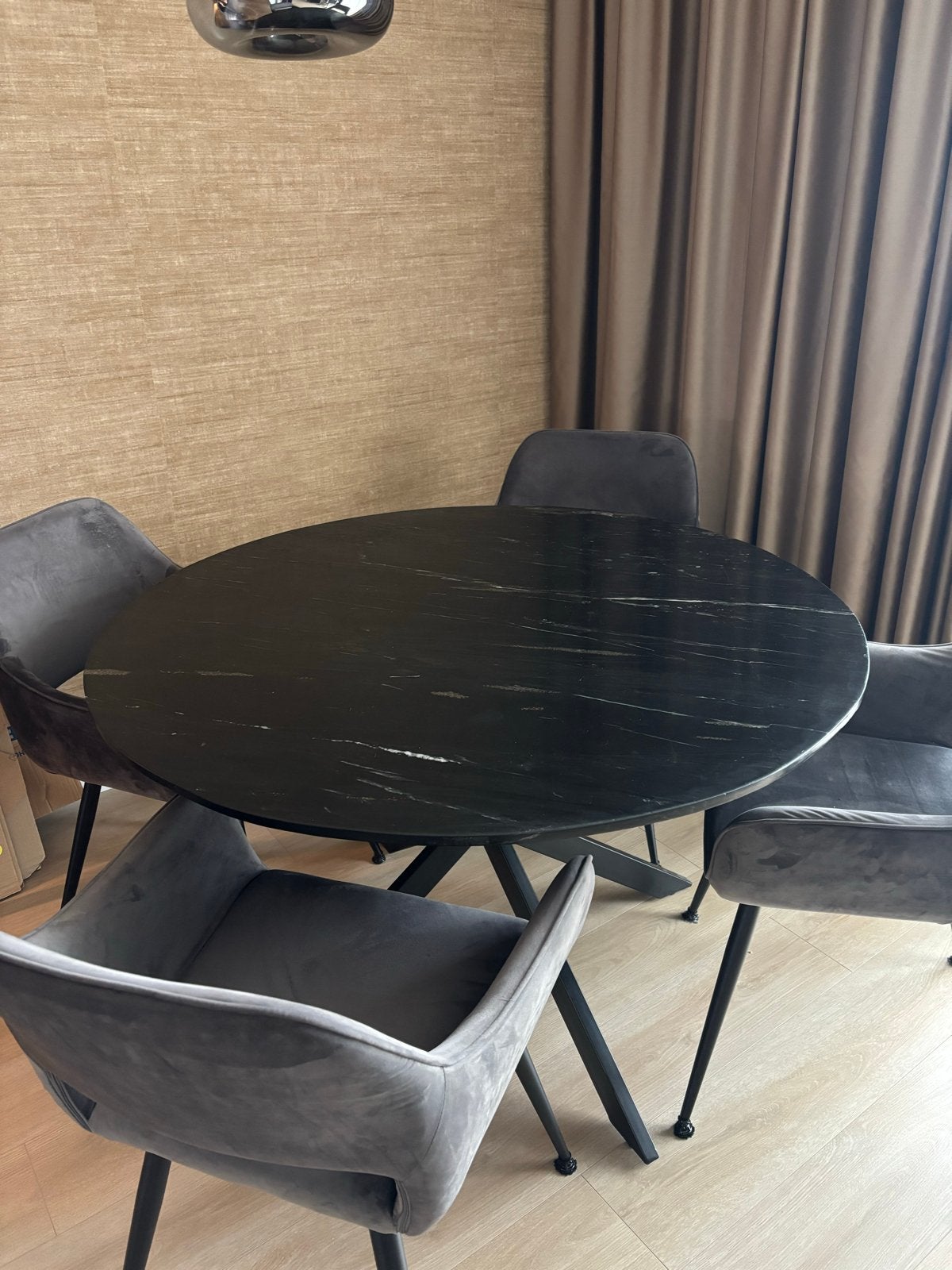Ronde eettafel 120cm met marmer blad en 4 velvet stoelen, Ophalen, Gebruikt, Rond, Modern, chique