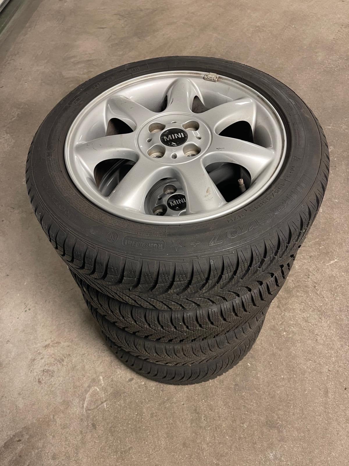 Mini Cooper Winterbanden met Velgen - Goodyear 205/55 R16, Ophalen, Gebruikt, 16 inch, Banden en Velgen