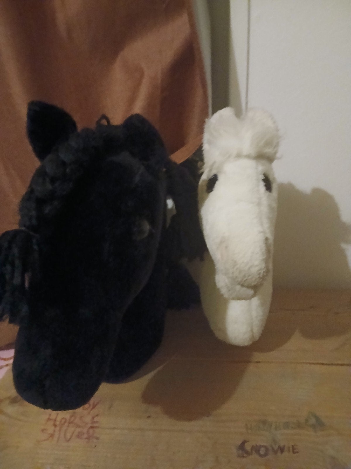twee hobby horses met twee hoofdstellen, Ophalen