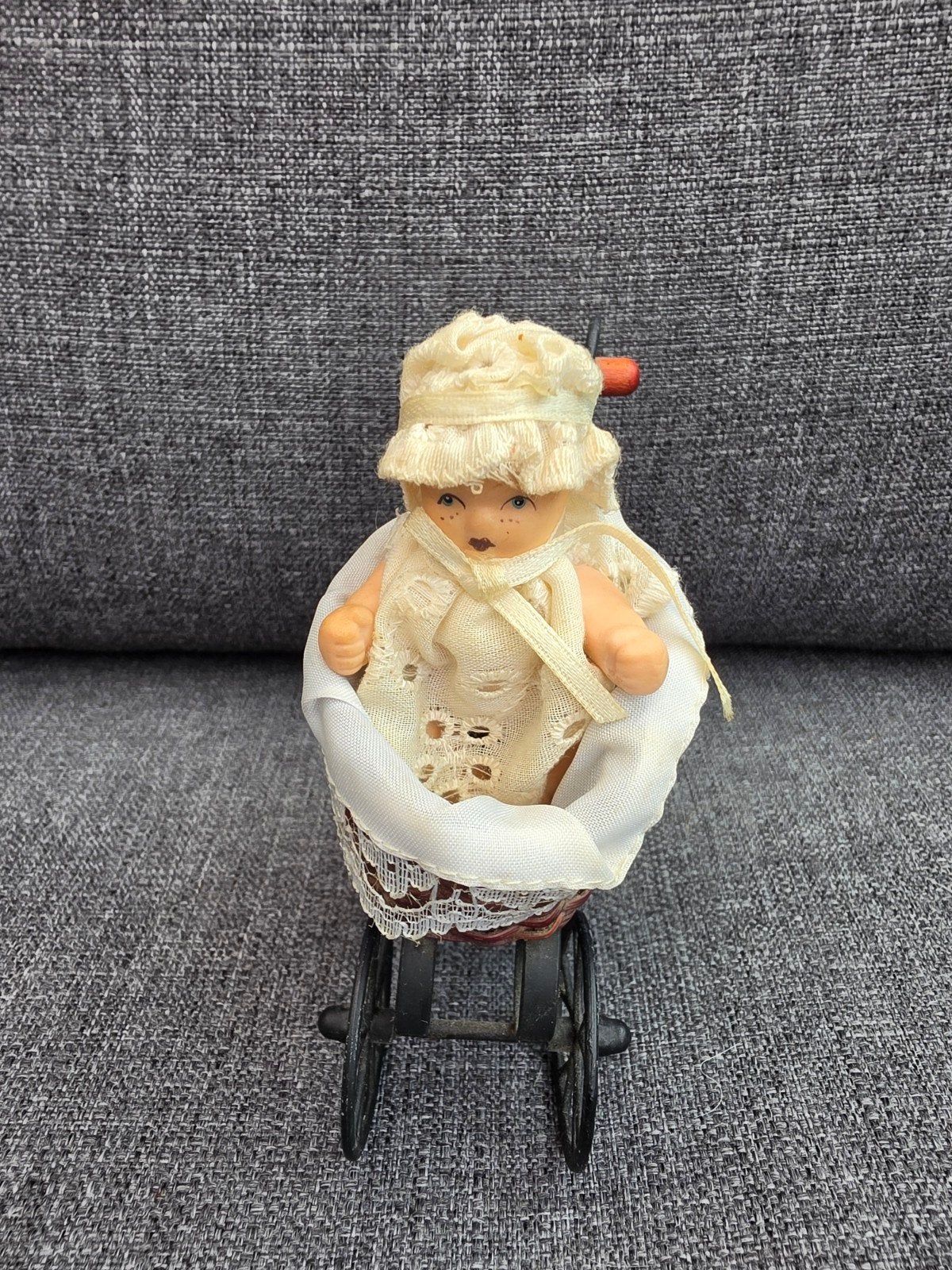 vintage popje met kinderwagen, Verzamelen, Ophalen of Verzenden, Gebruikt, Pop