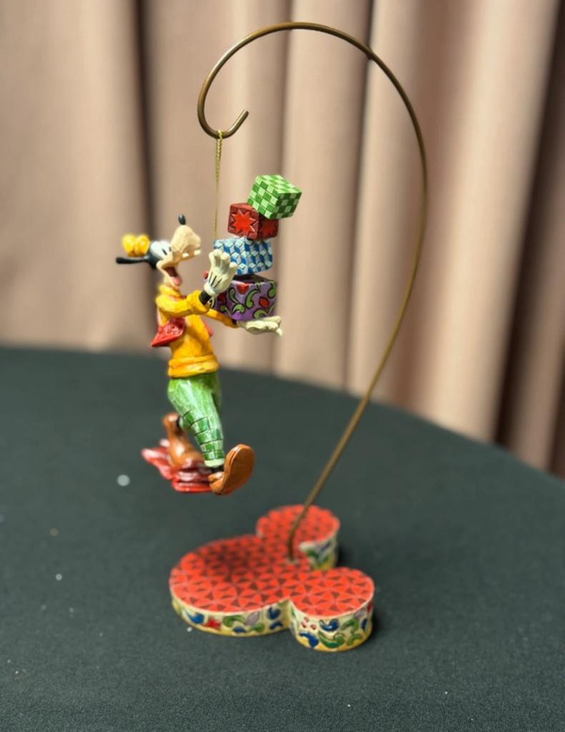 Disney Traditions Goofy ‘Presents with Stand’, Ophalen of Verzenden, Zo goed als nieuw, Hummel