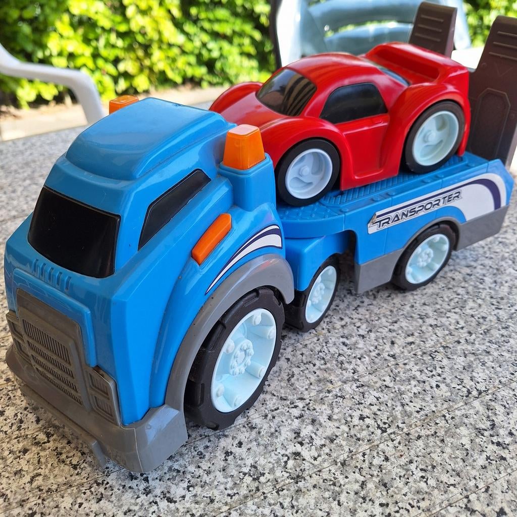 Blauwe speelgoed vrachtwagen met rode auto, licht en geluid, Ophalen of Verzenden, Zo goed als nieuw