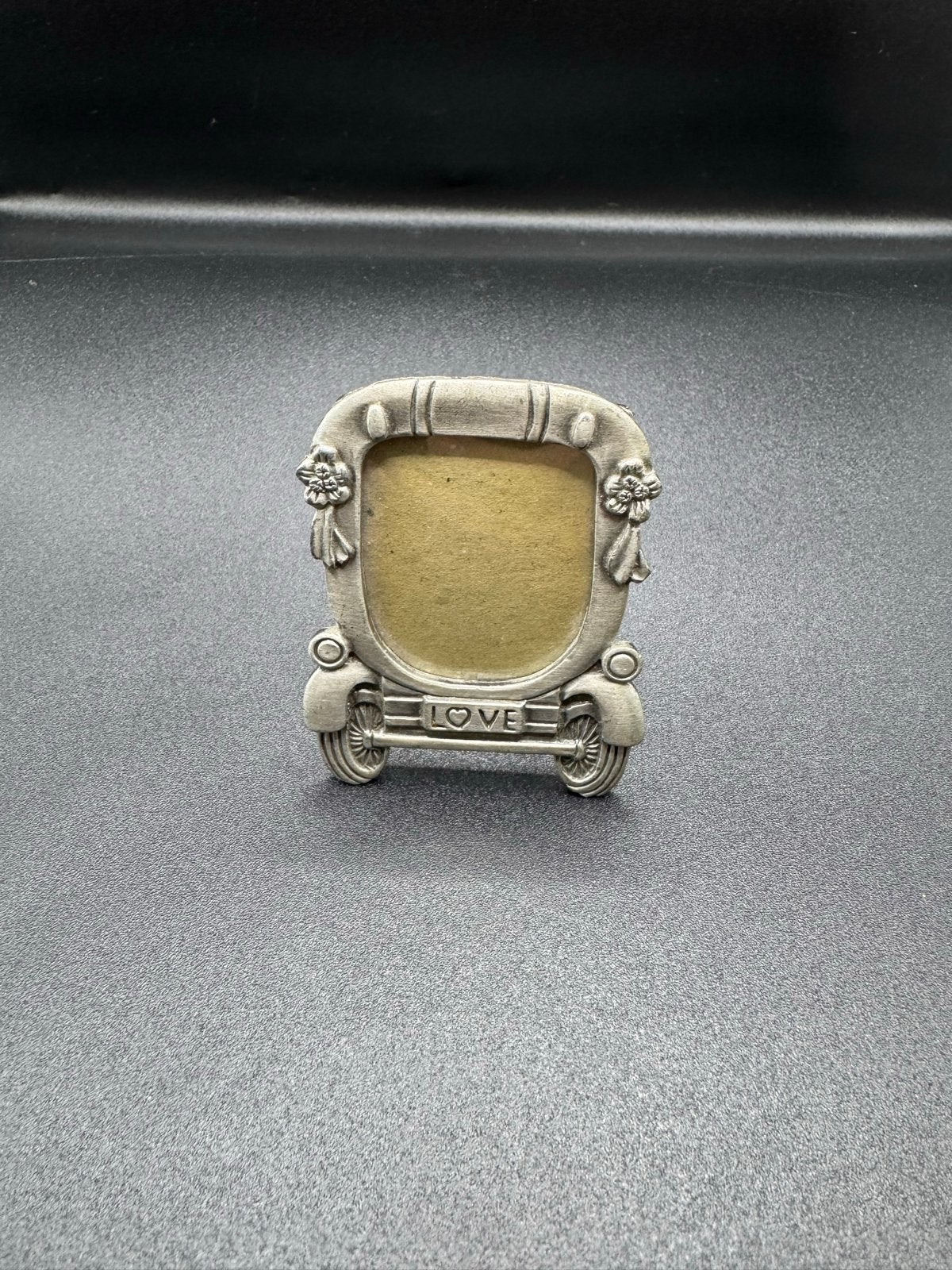 Vintage 'Love' fotolijstje in koetsvorm, Gebruikt, Zilver, Verzenden, Metaal