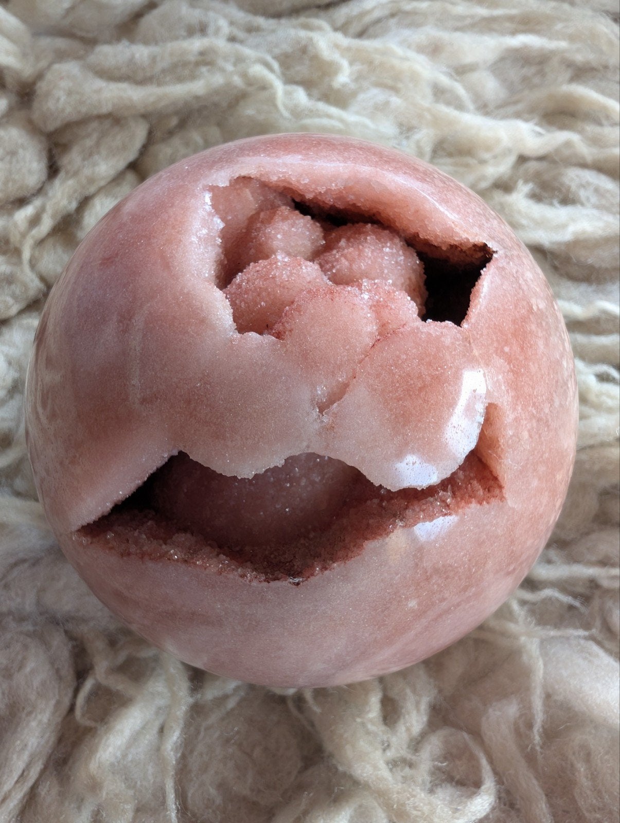 Grote roze amethist geode bol 11 cm – pink amethyst, Verzamelen, Ophalen of Verzenden, Mineraal