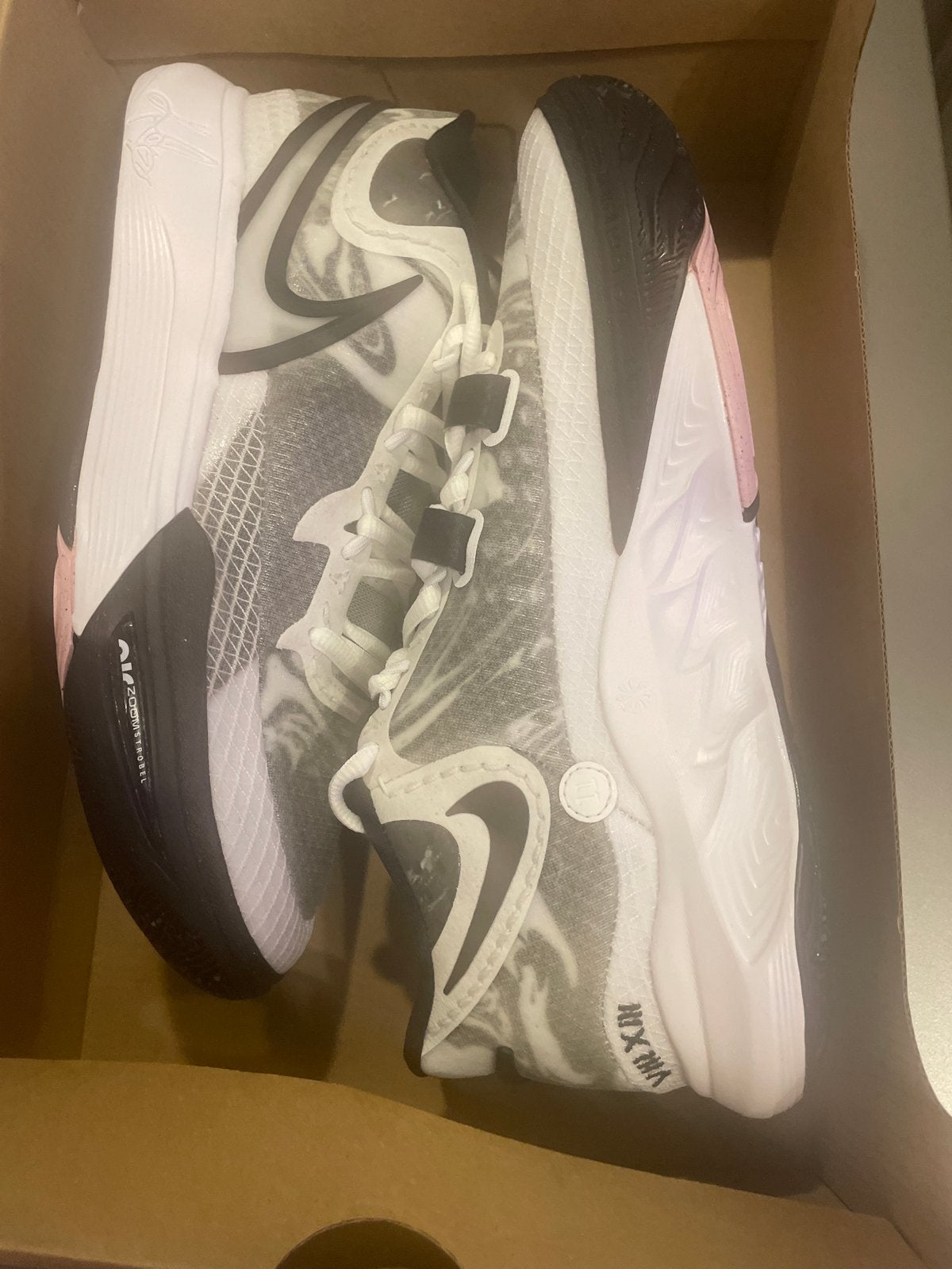 Nieuwe Nike Kyrie 8 sneakers - Maat 43, Ophalen of Verzenden, Nieuw, Wit, Sneakers of Gympen