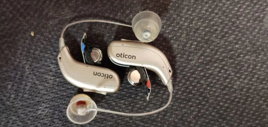 Oticon Real 3 hoortoestellen. Gebruikt, beige van kleur. Com, Ophalen of Verzenden, Zo goed als nieuw