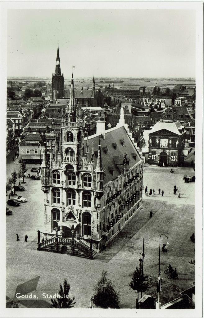 Gouda – Stadhuis luchtfoto., Ophalen of Verzenden, 1940 tot 1960, Ongelopen, Zuid-Holland