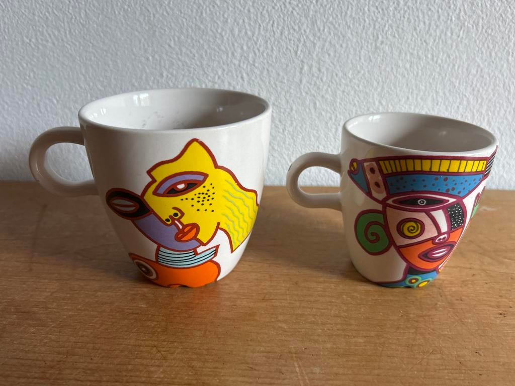 Douwe Egberts D.E. Mokken met vrolijke figuren - 2 stuks, Keramiek, Ophalen of Verzenden, Zo goed als nieuw, Overige stijlen