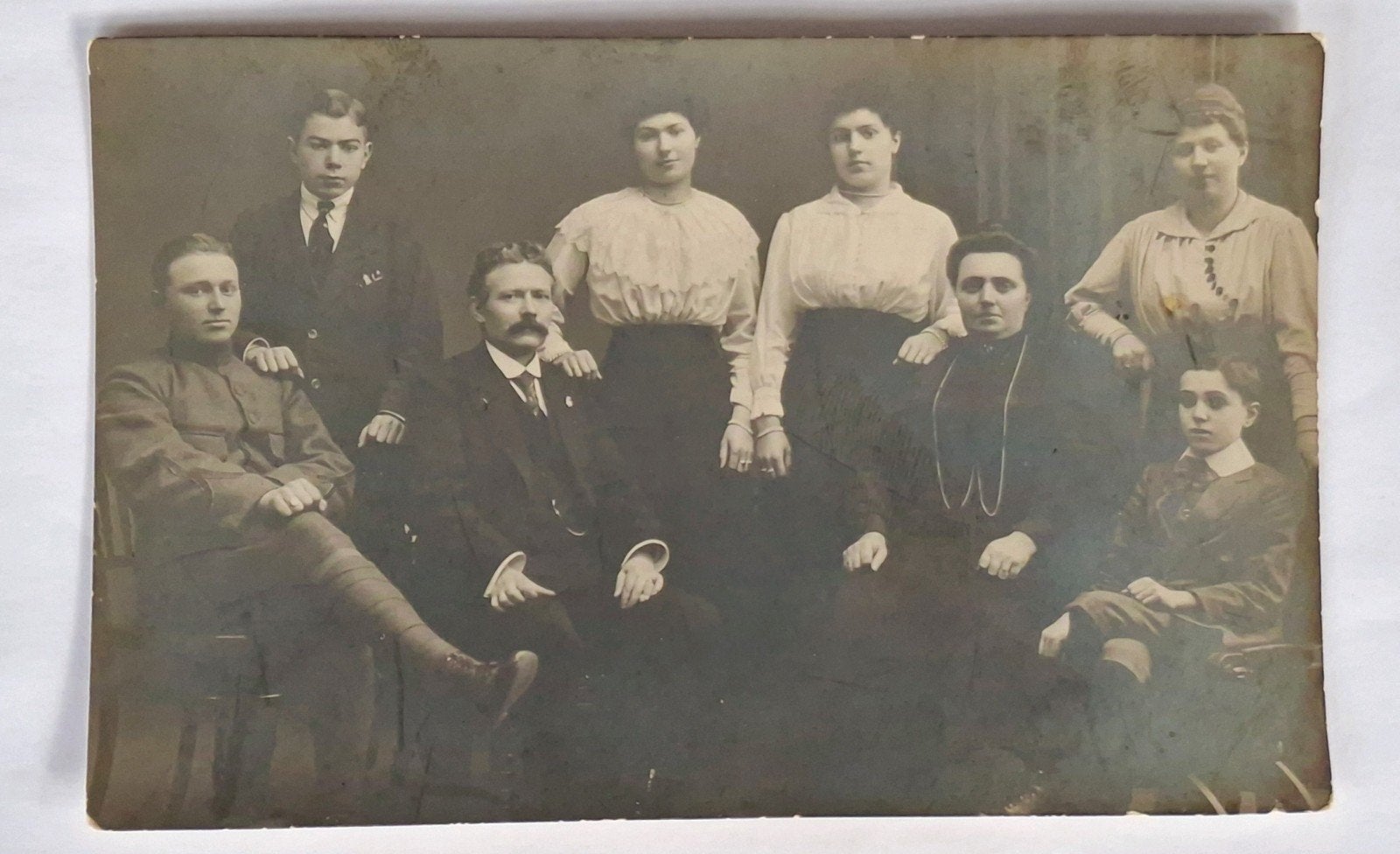 Fotokaart-studioportret-familie-man-vrouw-kind-rok-uniform, Ophalen of Verzenden, Voor 1940, Overige onderwerpen, Foto