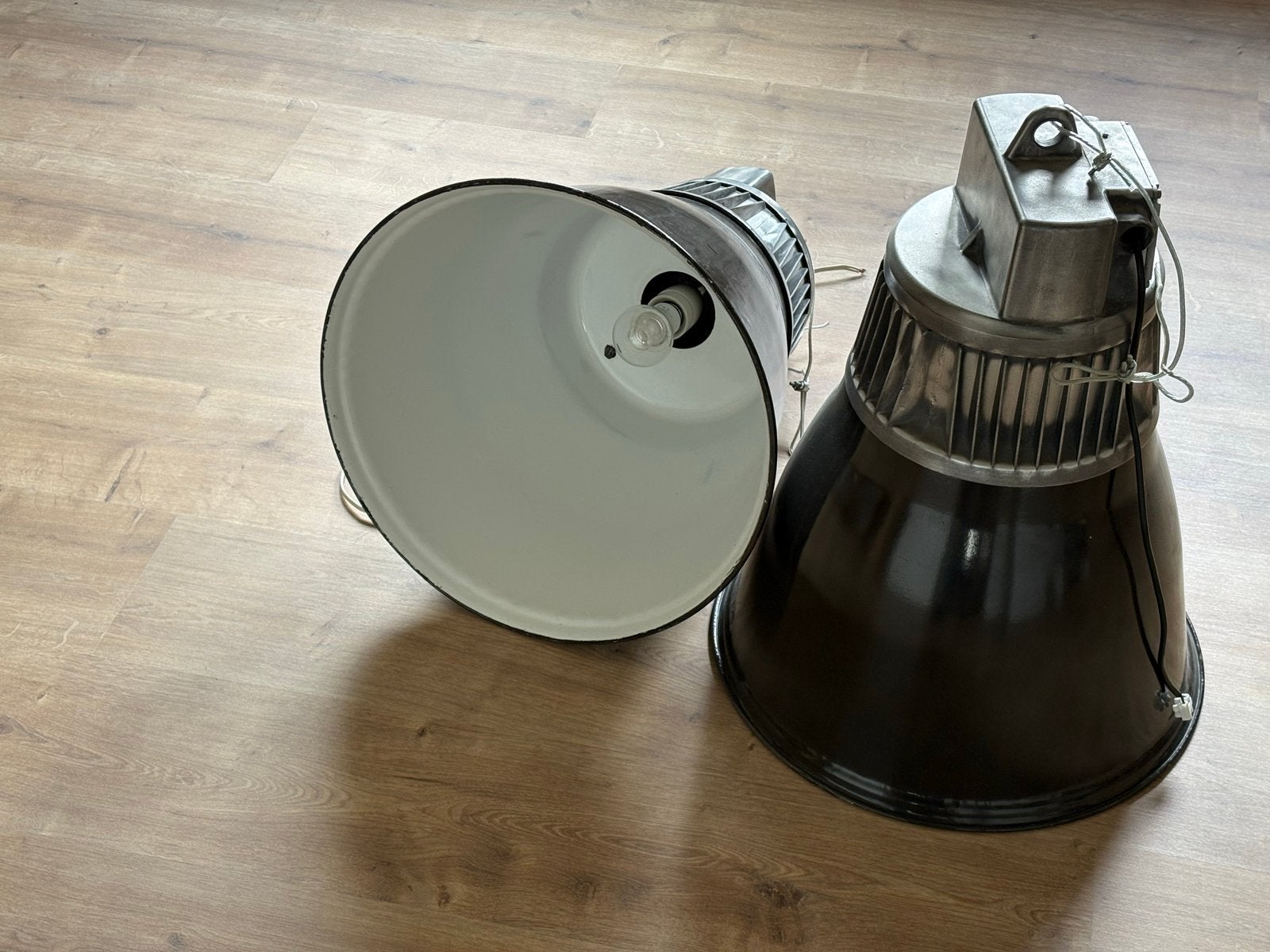 2x Vintage Industriële Hanglampen - Made in Tsjecho-Slowakij, Antiek en Kunst, Ophalen
