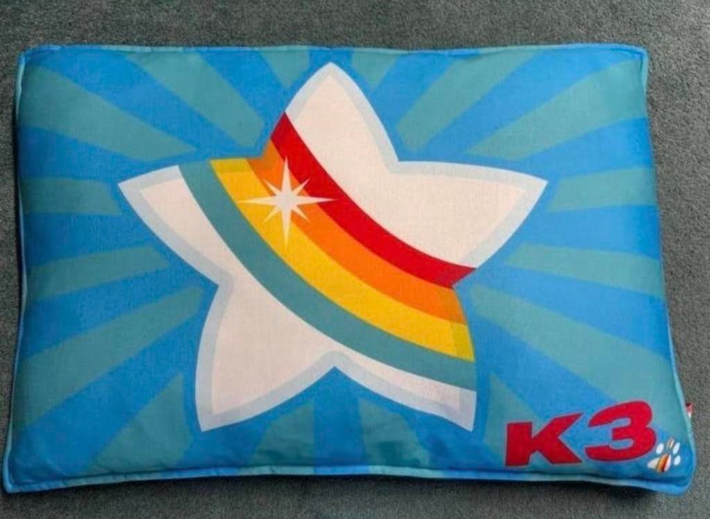 K3 ster kussen rechthoekig blauw 70/100 met ster, Ophalen of Verzenden, Zo goed als nieuw, Kleed of Kussen