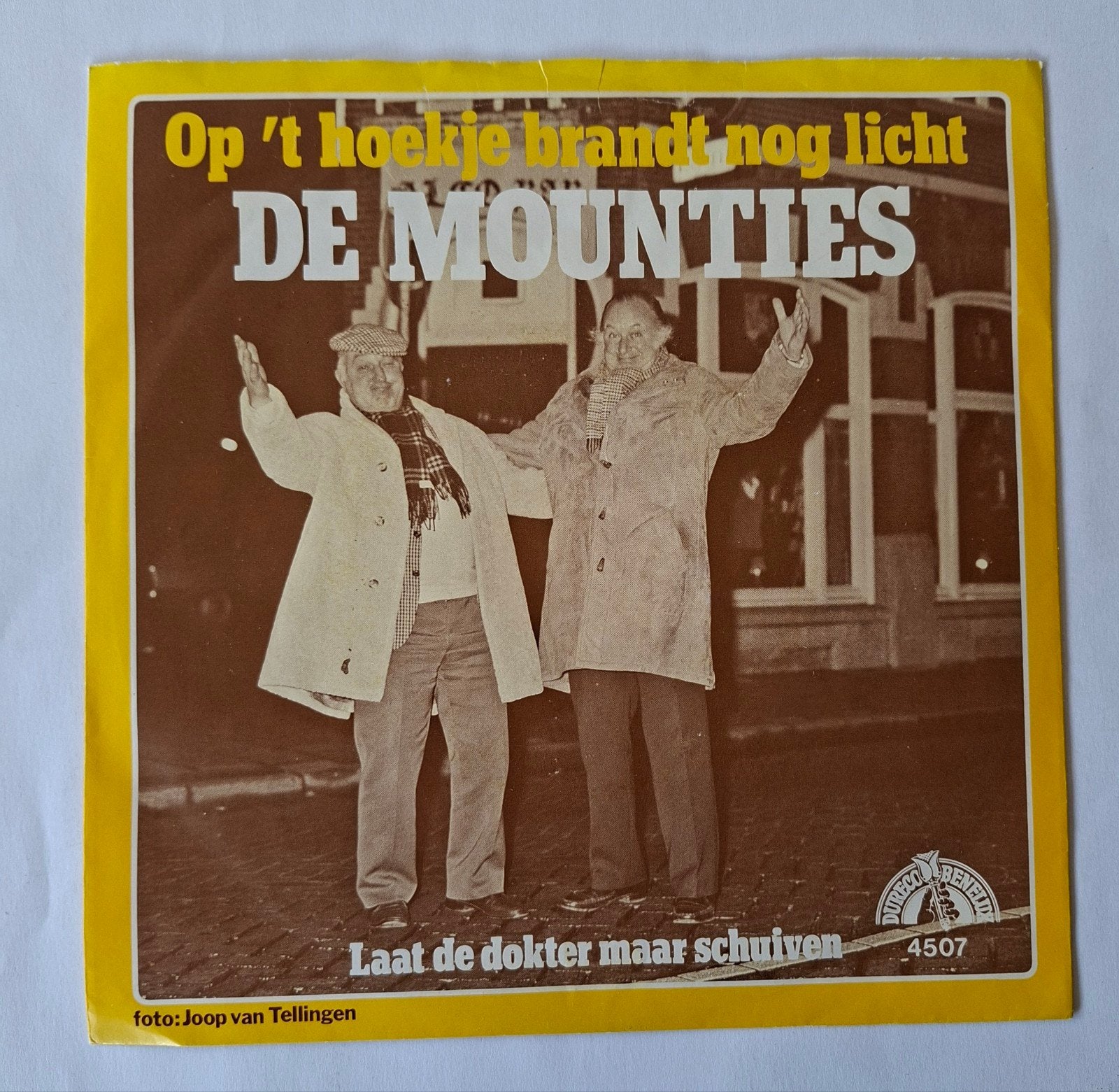 De Mounties   Op het hoekje brandt nog licht, Ophalen of Verzenden, Gebruikt, 7 inch, Levenslied of Smartlap
