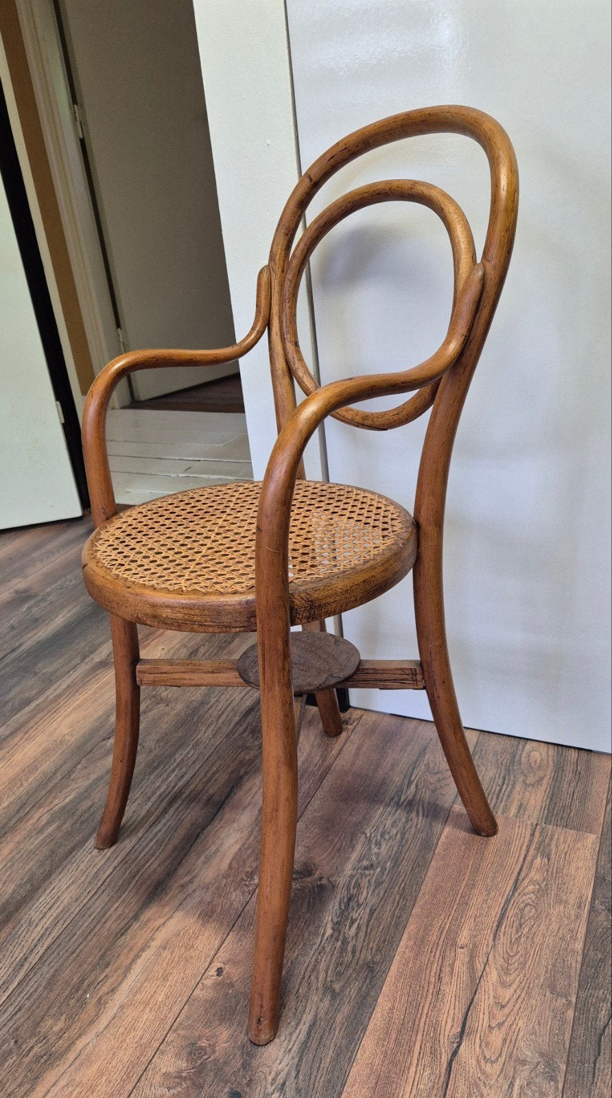 Thonet kinderstoel met armleuningen en rieten zitting, Ophalen