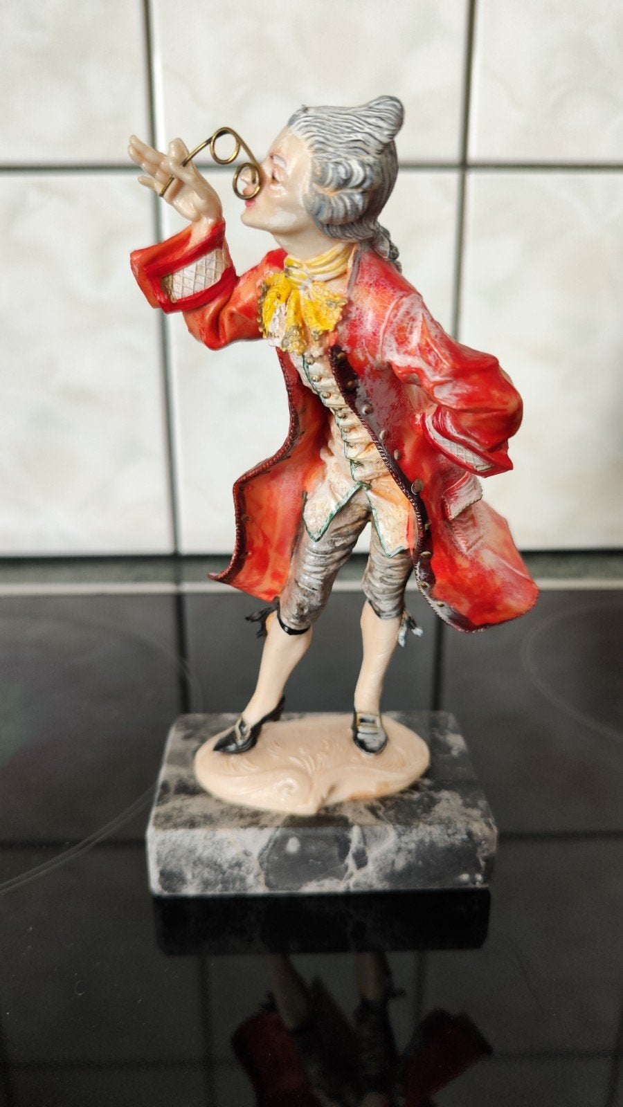 Antiek beeldje van man met monocle op marmeren sokkel, Minder dan 20 cm, Ophalen of Verzenden, Beeld, Composieten