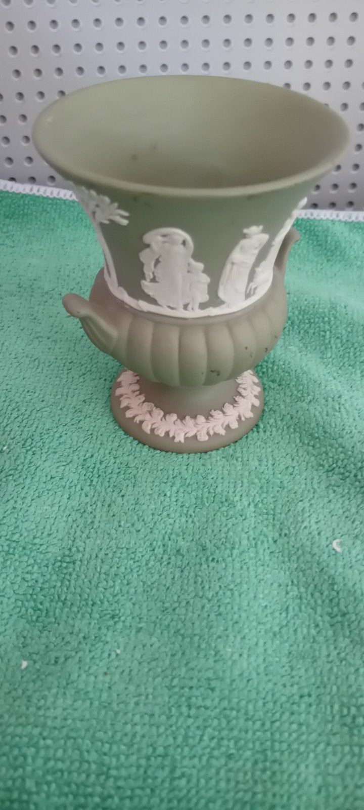 WEDGWOOD. Groen Jasperware vaasje., Antiek en Kunst, Ophalen of Verzenden