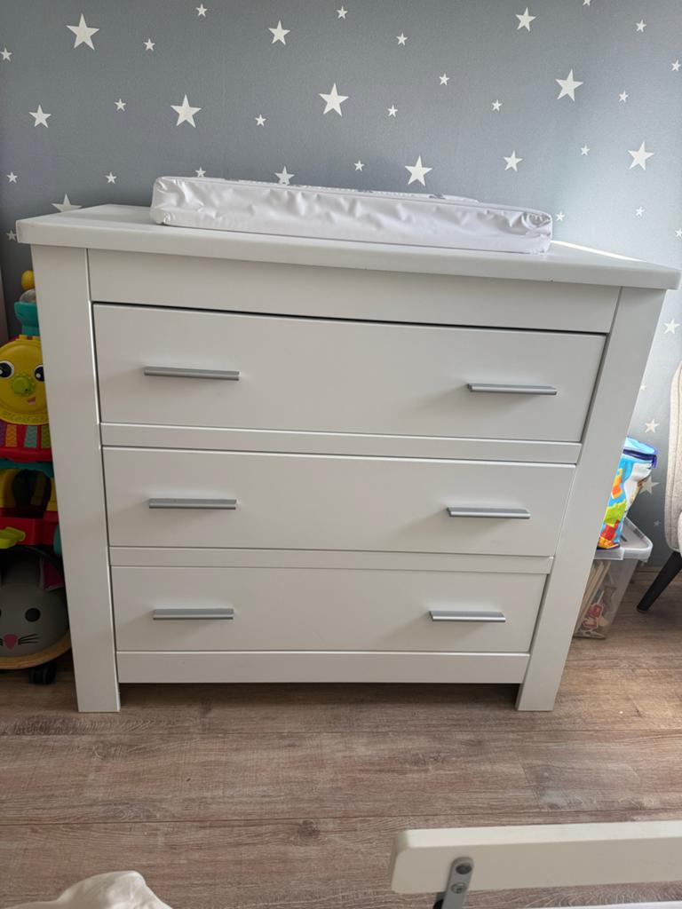 Witte commode met 3 lades en ledikant met matras, Ophalen of Verzenden, Zo goed als nieuw, Minder dan 70 cm, Matras