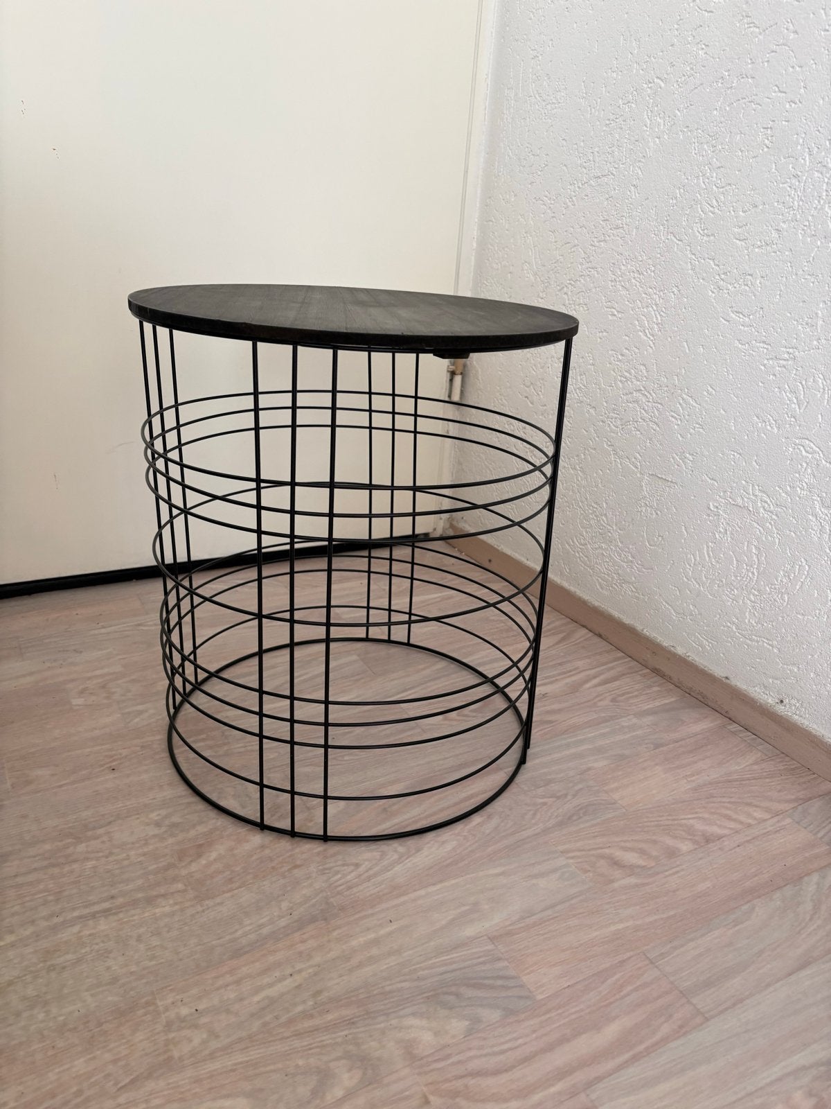 Zwarte bijzettafel met metalen frame en houten blad, Minder dan 55 cm, Gebruikt, Metaal of Aluminium, Rond