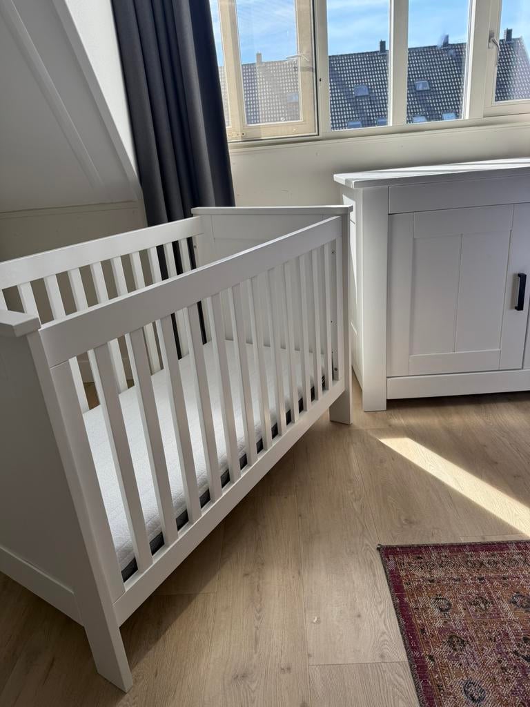 Babykamer: Ledikant, commode, matras & hoezen!, Ophalen, Zo goed als nieuw, Jongetje of Meisje