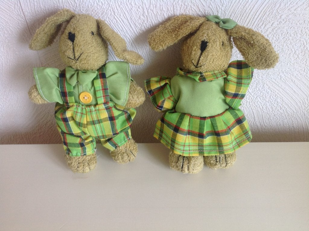 Set 2 paashaasjes van stof met groene kleertjes aan 16,5 cm, Ophalen of Verzenden, Zo goed als nieuw