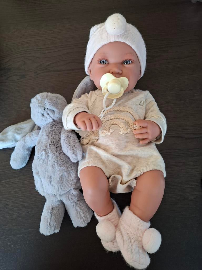 Realistische babypop met speen en konijnenknuffel, Ophalen of Verzenden, Zo goed als nieuw, Babypop