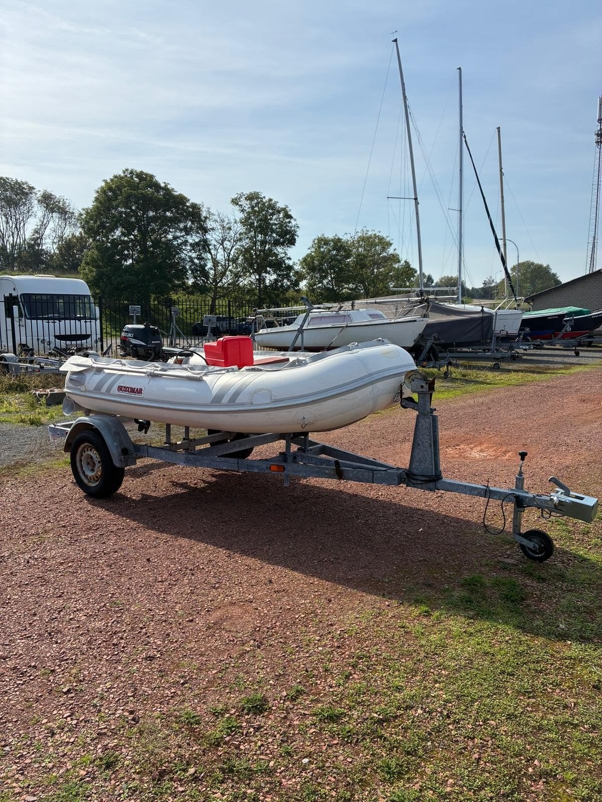 Suzumar rubberboot + Suzuki 6 pk + trailer – €750
Complete s
