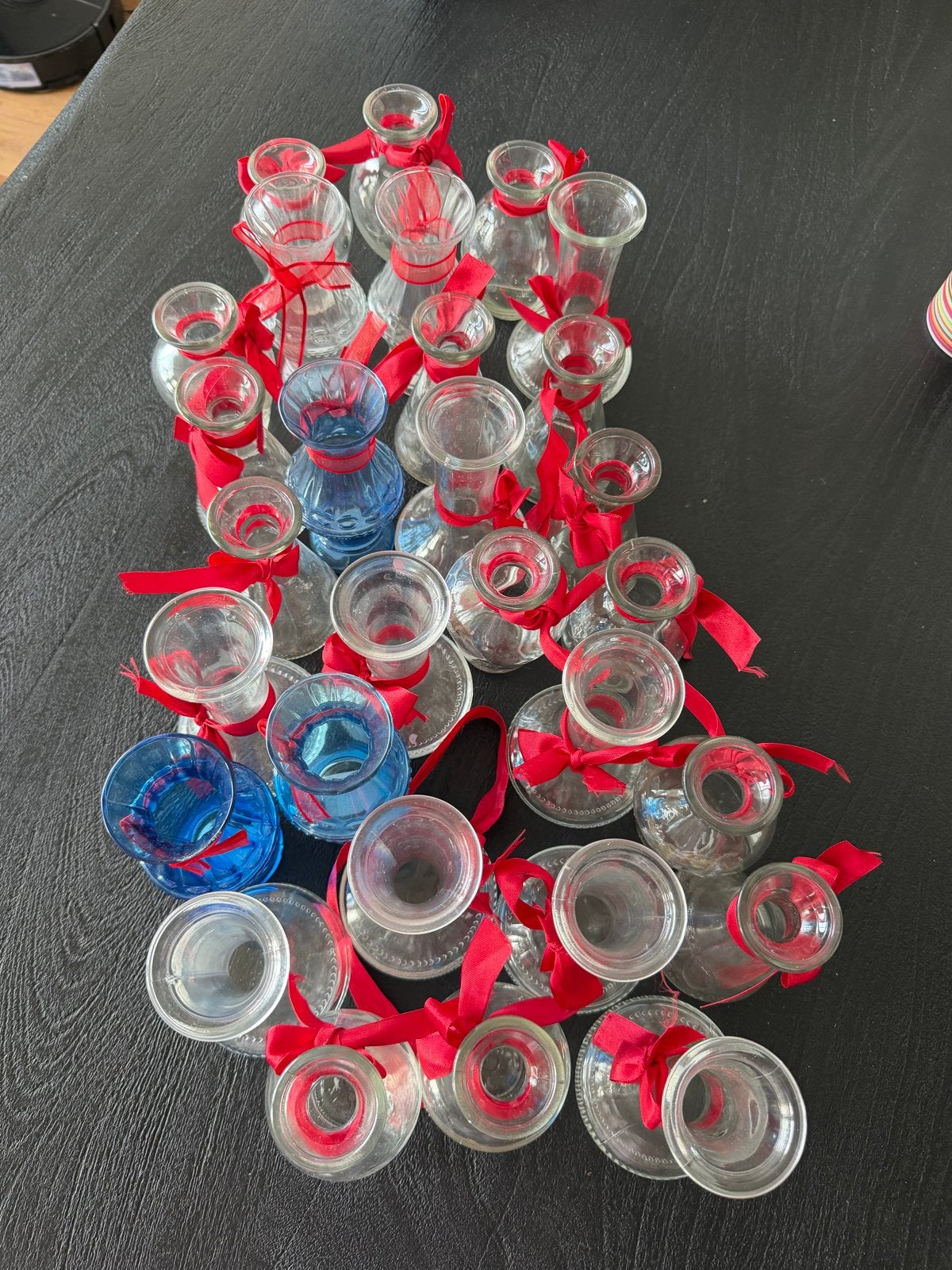 Mini glazen vaasjes met rood lint - perfect voor decoratie, Gebruikt, Ophalen of Verzenden, Glas, Meerkleurig