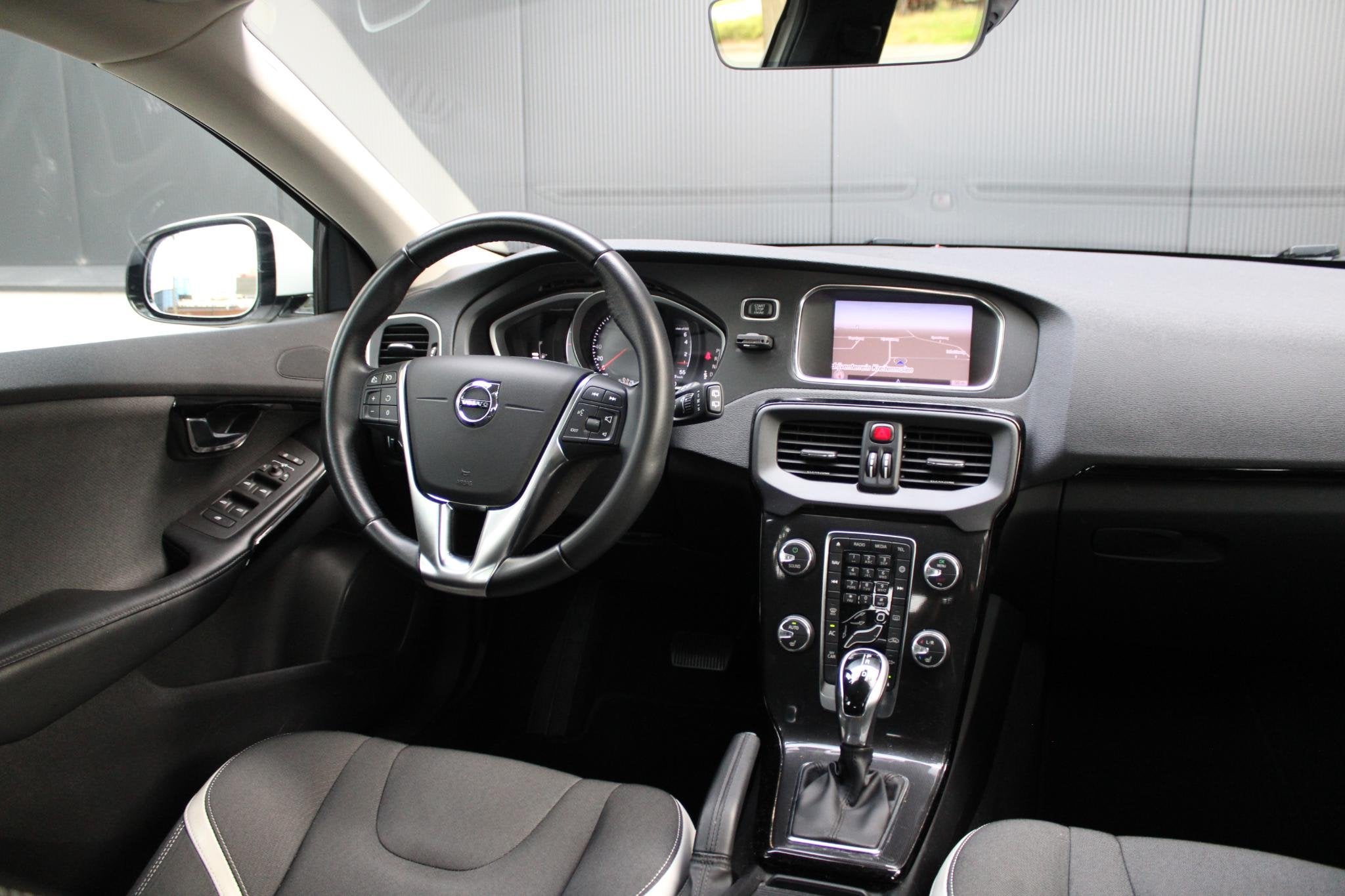 Volvo V40 1.5 T3 Dynamic Edition | Led Koplampen | Sensus Na, 12 maanden, 4 cilinders, Leder en Stof, Wit