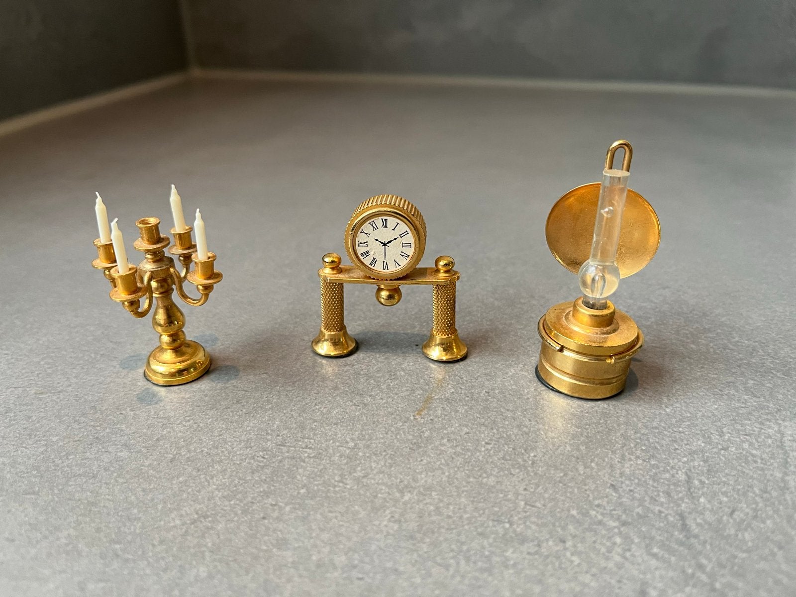 Miniatuur poppenhuis meubels: kandelaar, klok, olielamp, Ophalen of Verzenden, Zo goed als nieuw, Poppenhuis