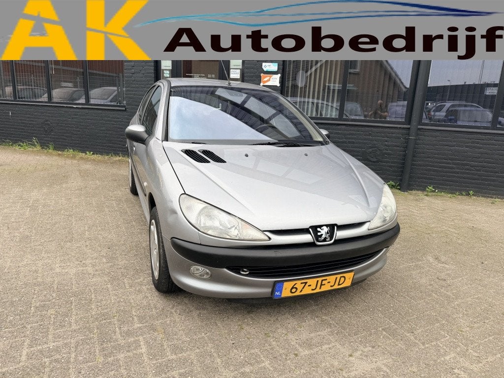 Peugeot 206 1.4 Gentry AUTOMAAT Airco (bj 2002), Auto's, Peugeot, Bedrijf, 75 pk, 1100 kg, Zilver of Grijs
