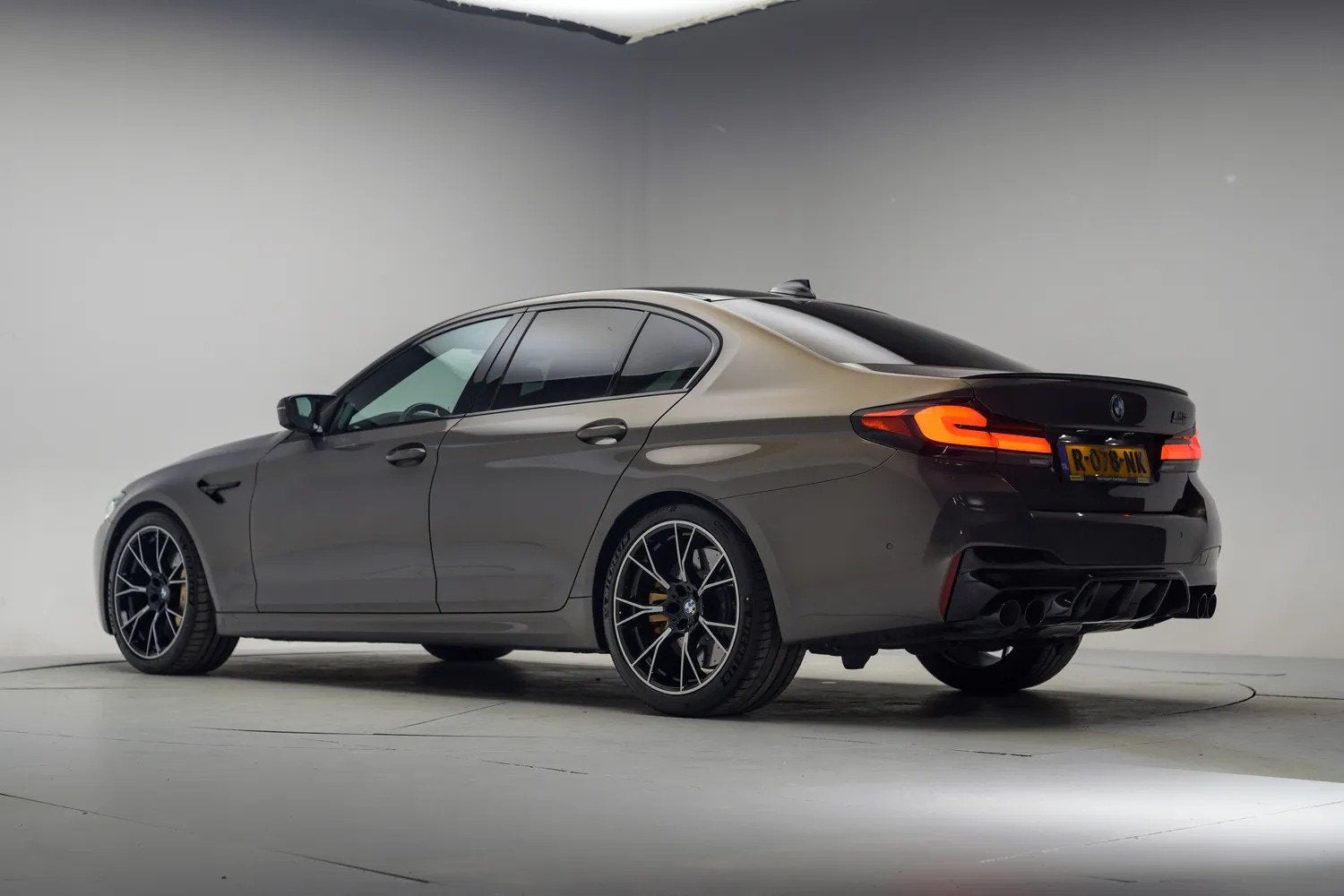 BMW M5 Competition 625pk - Orig NL - Alvitgrau! [ Keramisch, Auto's, Automaat, Gebruikt, 8 cilinders, 2000 kg