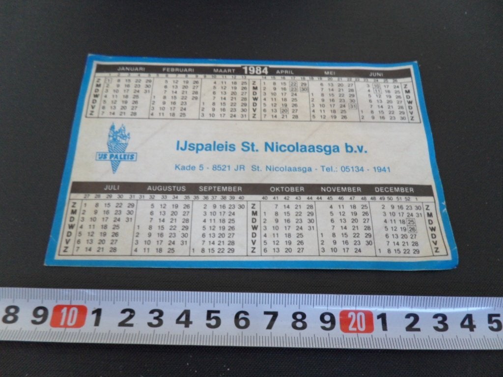 sticker Kalender 1984 IJspaleis St. Nicolaasga bv, Verzamelen, Ophalen, Zo goed als nieuw