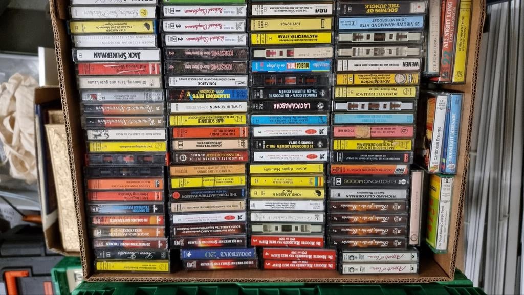 400 stuks voorbespeelde cassettebandjes, Ophalen of Verzenden