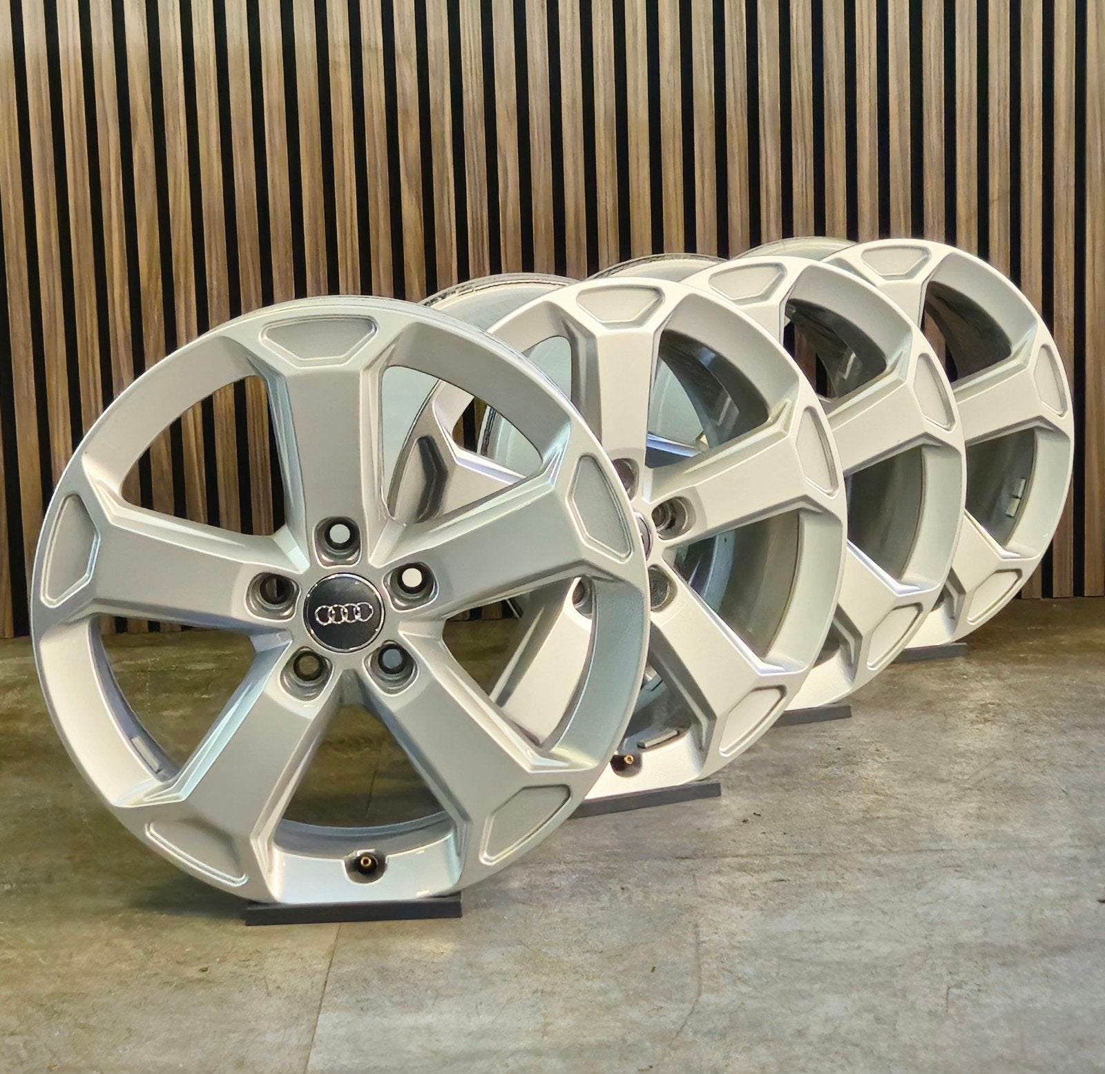 Nette 17 inch Orig. Audi A3 A4 TT Q2 Q3 Velgen 5x112

VELGS, 19 inch, Gebruikt, Velg(en), Bmw