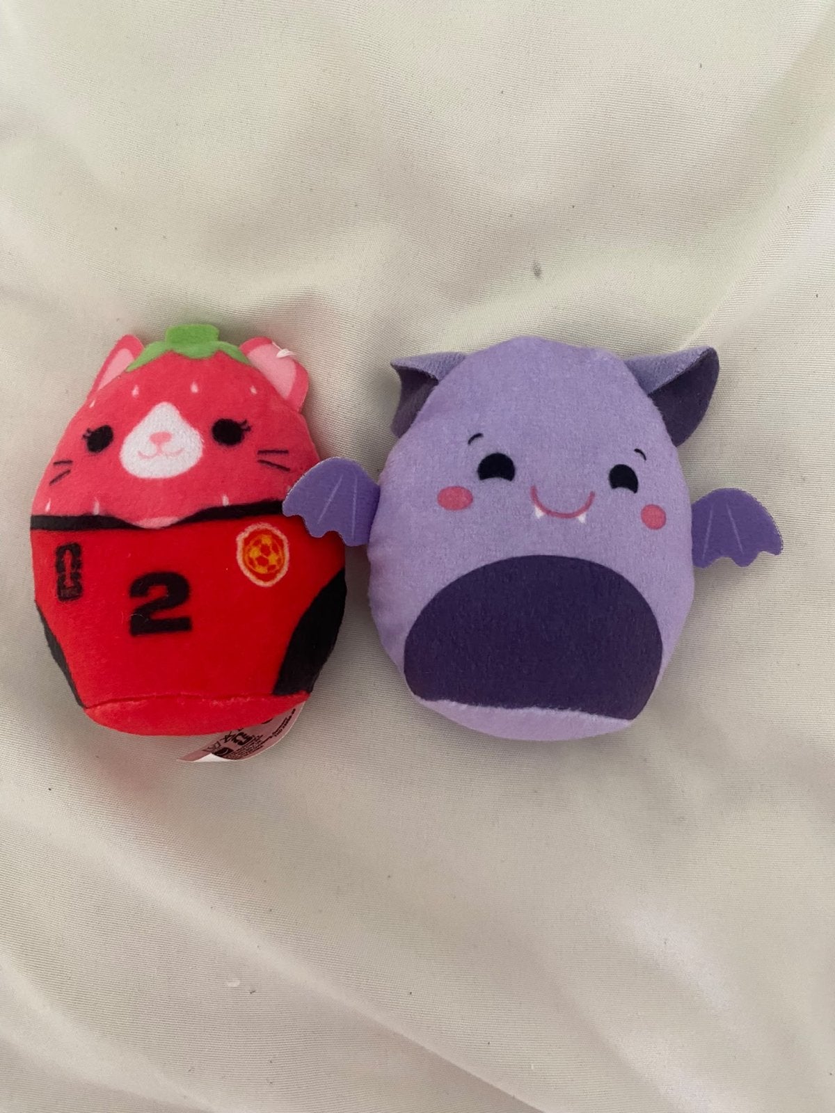 Squishmallows: Aardbei Kat en Paarse Vleermuis Knuffels, Overige karakters, Ophalen of Verzenden, Zo goed als nieuw, Kat