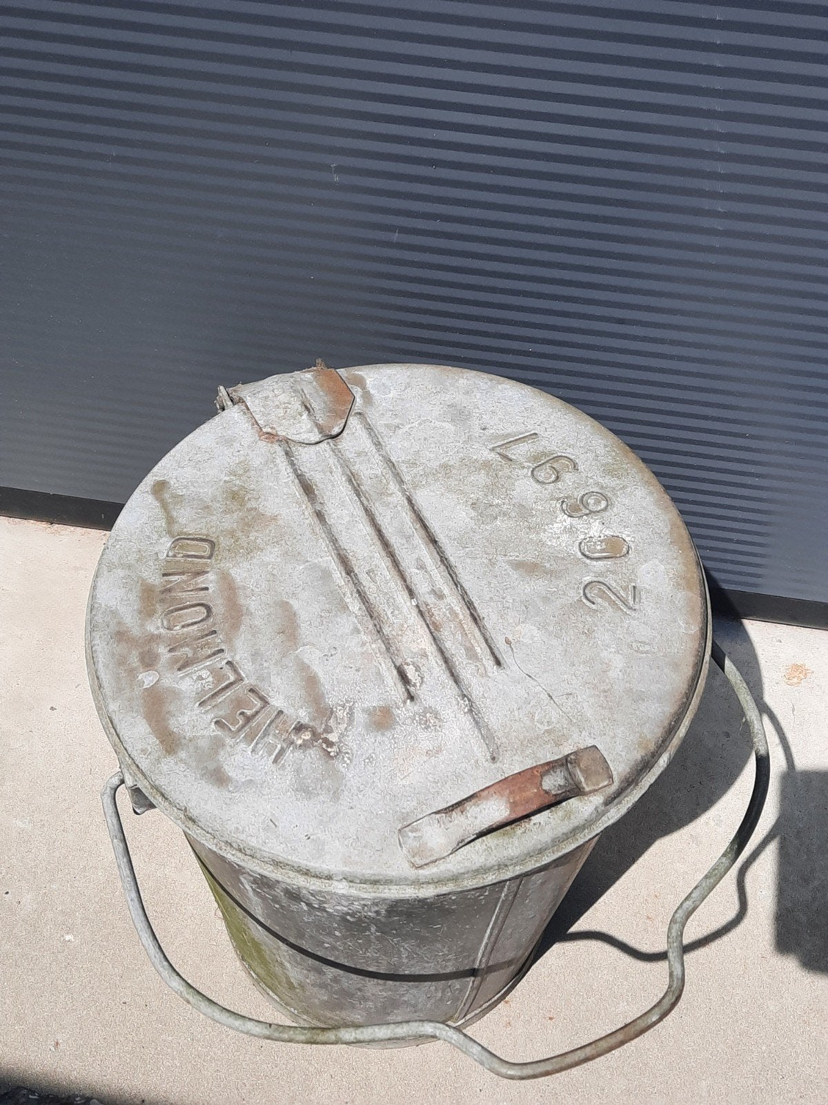 Zinken vuilnisbak uit de plaats Helmond, Ophalen, Bakkie, Prullen, 40 liter of meer
