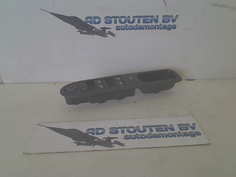 Raamschakelaar Links Voor Peugeot 407 (6D) 2006 96468704XT, Kontakt-peugeot@peugeot.com, Gebruikt, Peugeot Deutschland GmbH, Bahnhofsplatz, Rüsselsheim 65423, , Duitsland