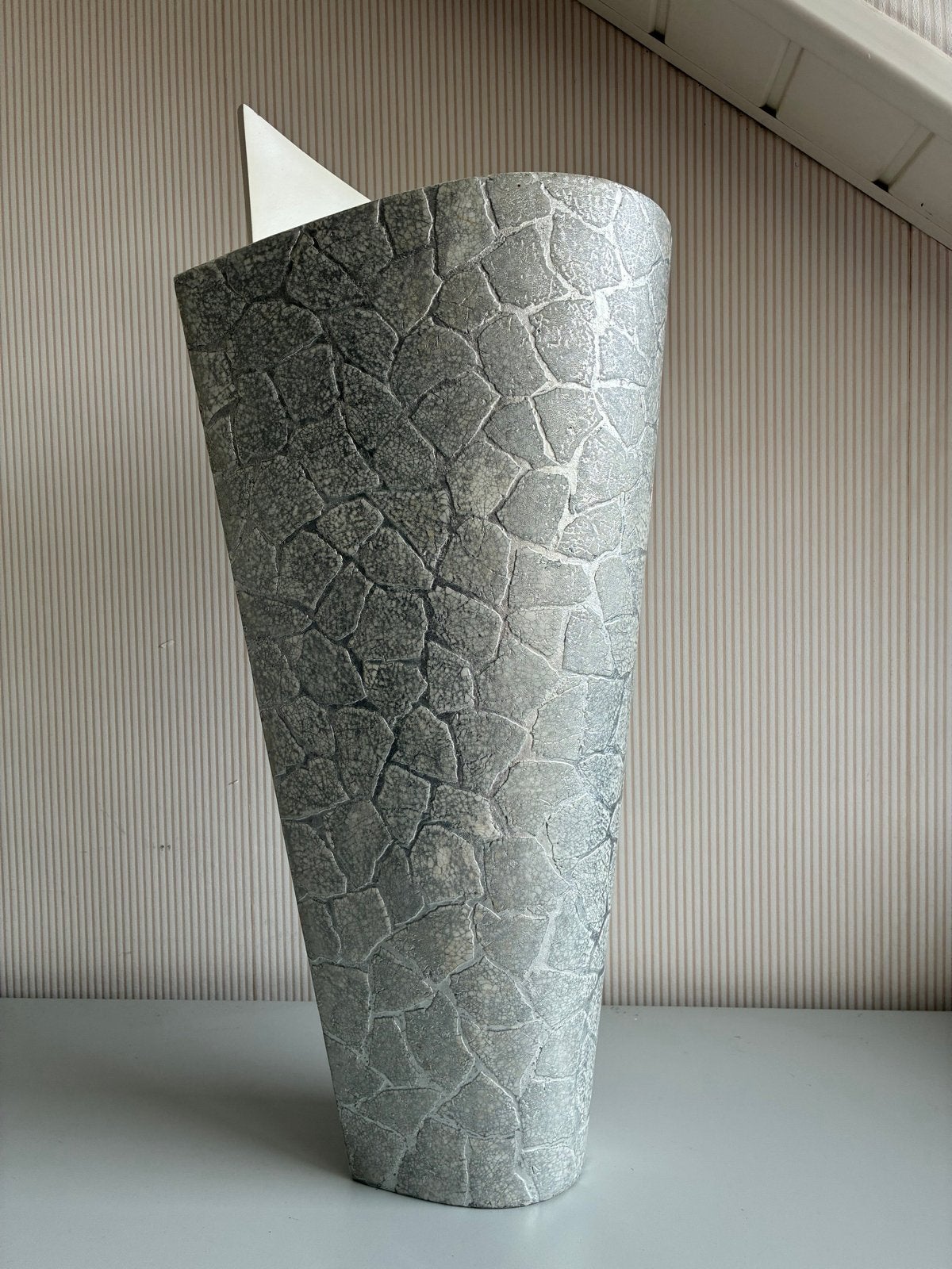 Parlane Vaas - Grijs/Zilver met Patroon - 60 cm Hoog, Ophalen, Overige materialen, Met patroon/structuur, Zo goed als nieuw