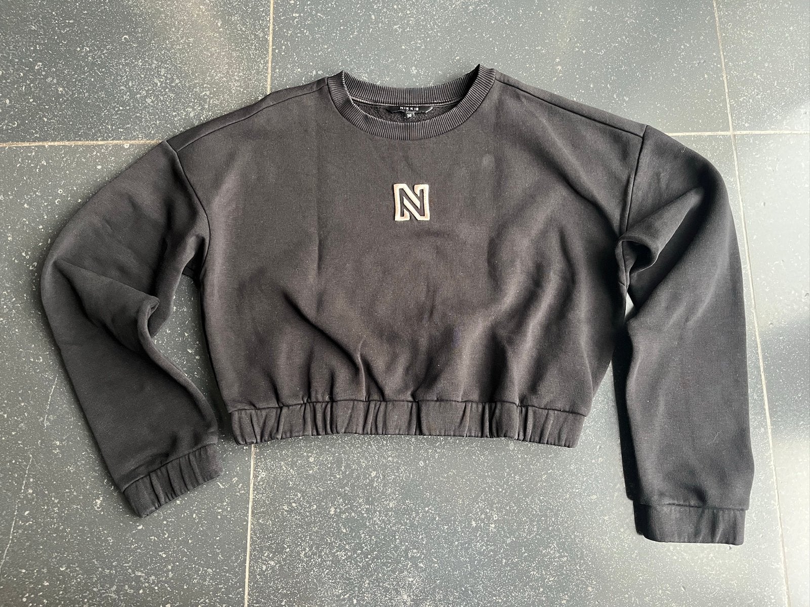 Dames / meisjes cropped trui / sweater zwart Nikkie mt 36, Ophalen of Verzenden, Gedragen, Maat 36 (S), Zwart