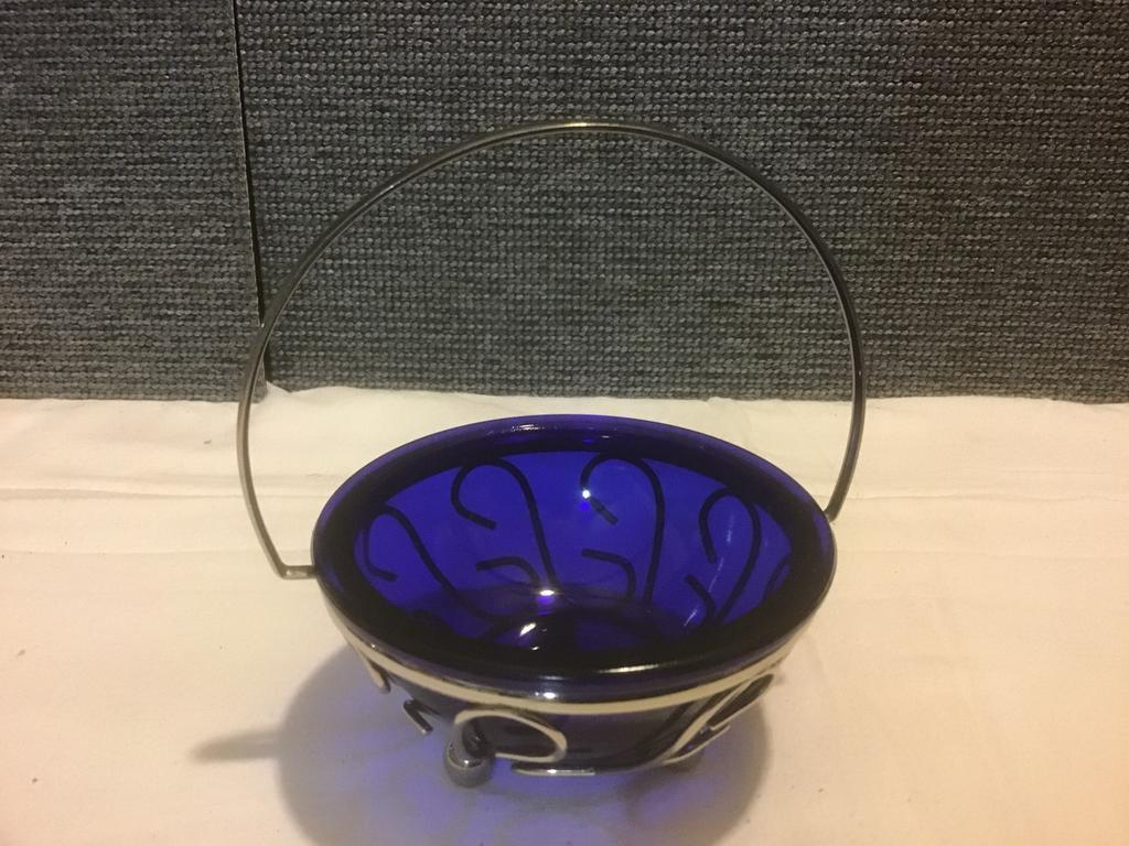 Antiek blauw glazen schaal in metalen houder, Ophalen of Verzenden