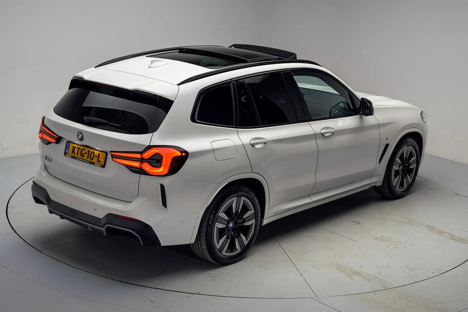 Foto 17 van BMW iX3 80 kWh M Sport Shadow [ Panorama Leder ACC ]