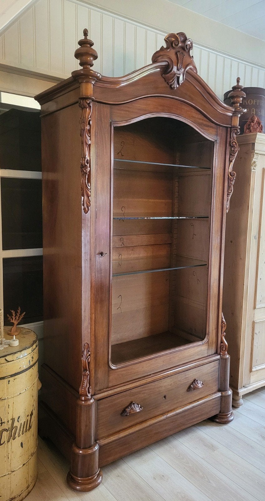 Imposante antieke eendeurs mahonie fineer vitrine, legkast., Antiek en Kunst, Ophalen