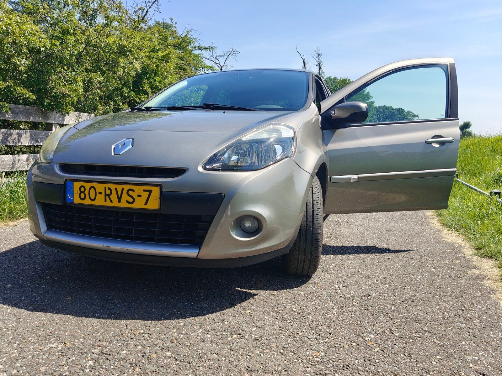 Renault Clio 1.2 16V 75PK 2011 Cruise control, airco, trekhk, Voorwielaandrijving, Euro 5, 74 pk, Zwart