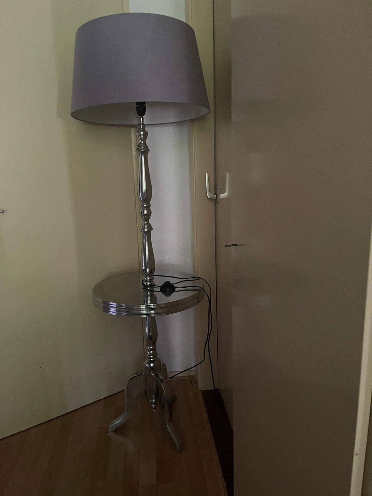 Staande schemerlamp met tafeltje, Huis en Inrichting, Lampen | Vloerlampen, Ophalen, Klassiek, Zo goed als nieuw, Metaal