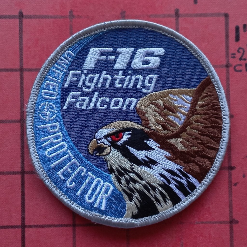 KLU PATCH EMBLEEM F-16 SWIRL LYBIË UNIFIED PROTECTOR NATO, Verzamelen, Ophalen of Verzenden, Zo goed als nieuw, Patch, Badge of Embleem