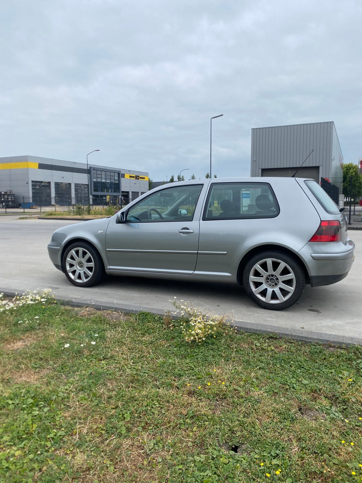 Volkswagen Golf 1.4 55KW 2003 Grijs, Auto's, Voorwielaandrijving, 74 pk, Zwart, 49 €/maand