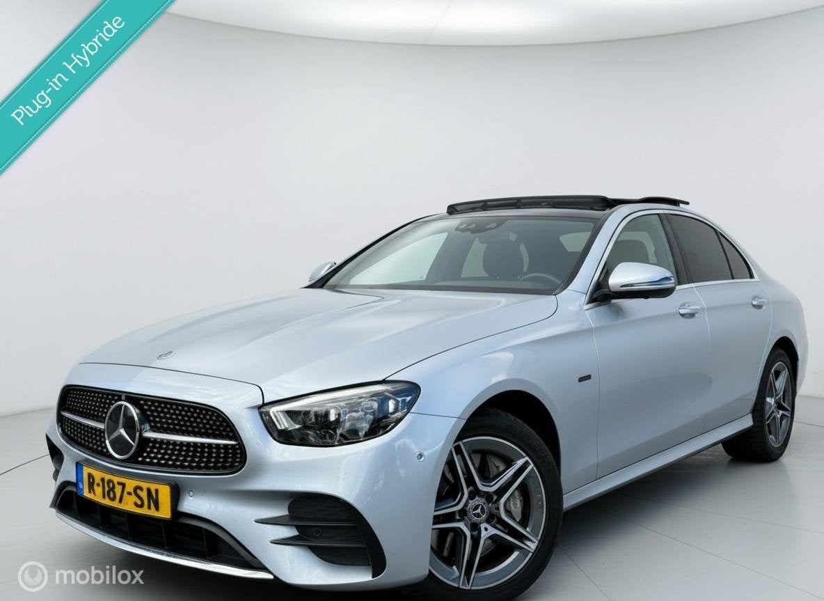 Mercedes E-klasse E300 e 4MATIC AMG Line Pano Burmester 360, Auto's, Mercedes-Benz, Gebruikt, 4 cilinders, 320 pk, Leder en Stof