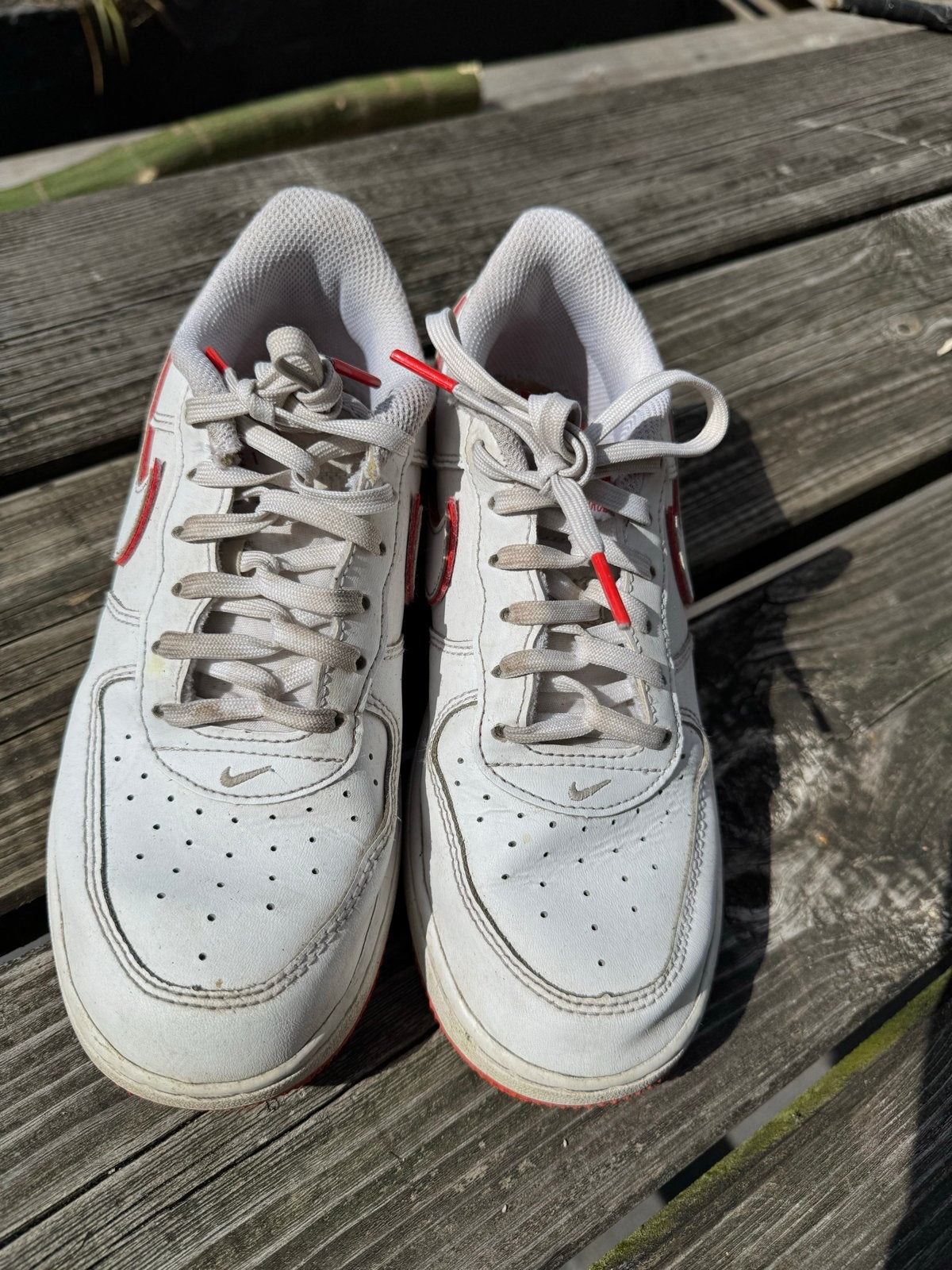 Nike sneakers maat 35 - Wit met rode accenten, Ophalen of Verzenden, Gebruikt, Jongen of Meisje, Sportschoenen