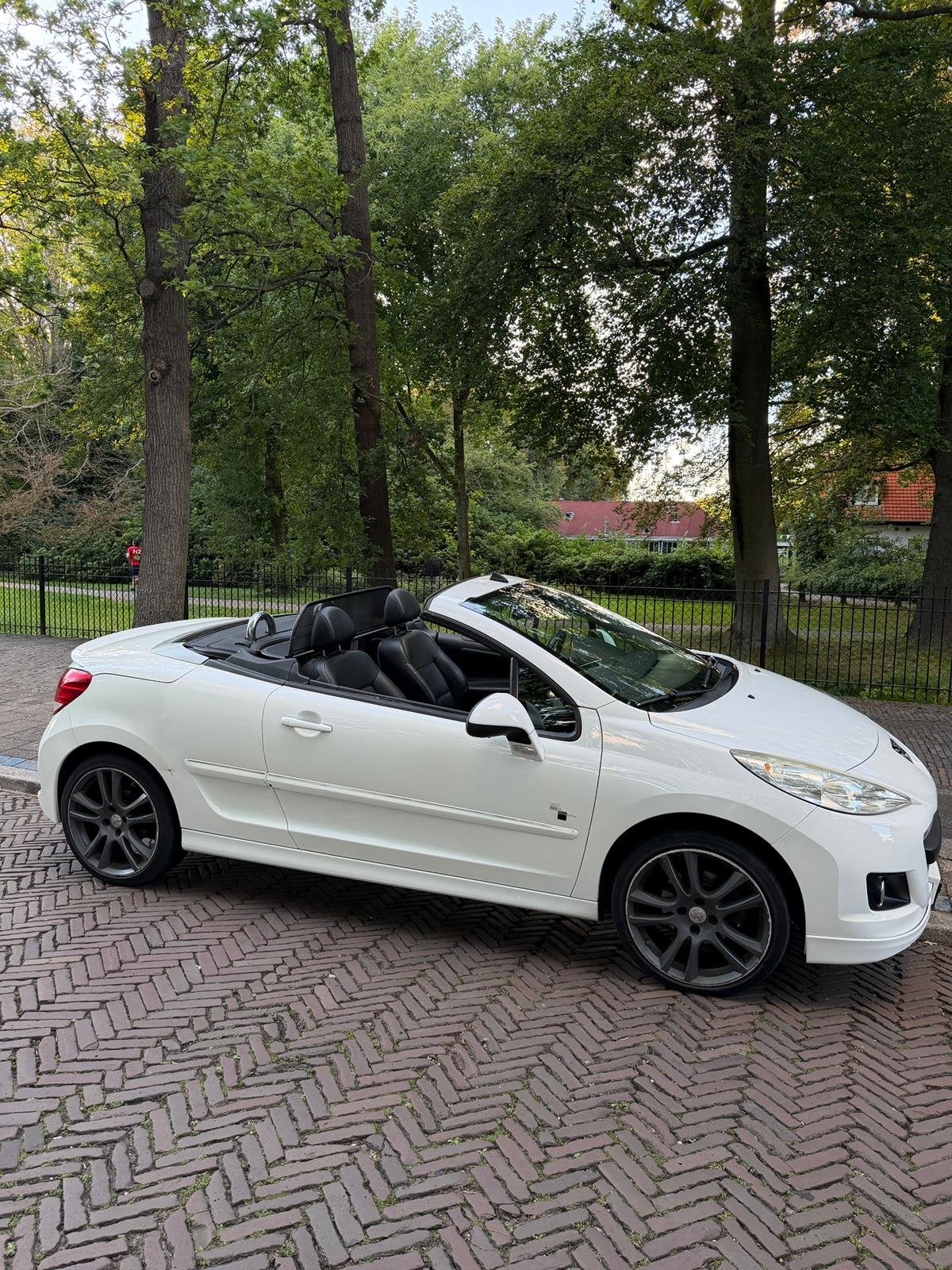 Peugeot 207cc 2011 Wit black&white edition!, 1328 kg, Zwart, Cabriolet, 4 stoelen