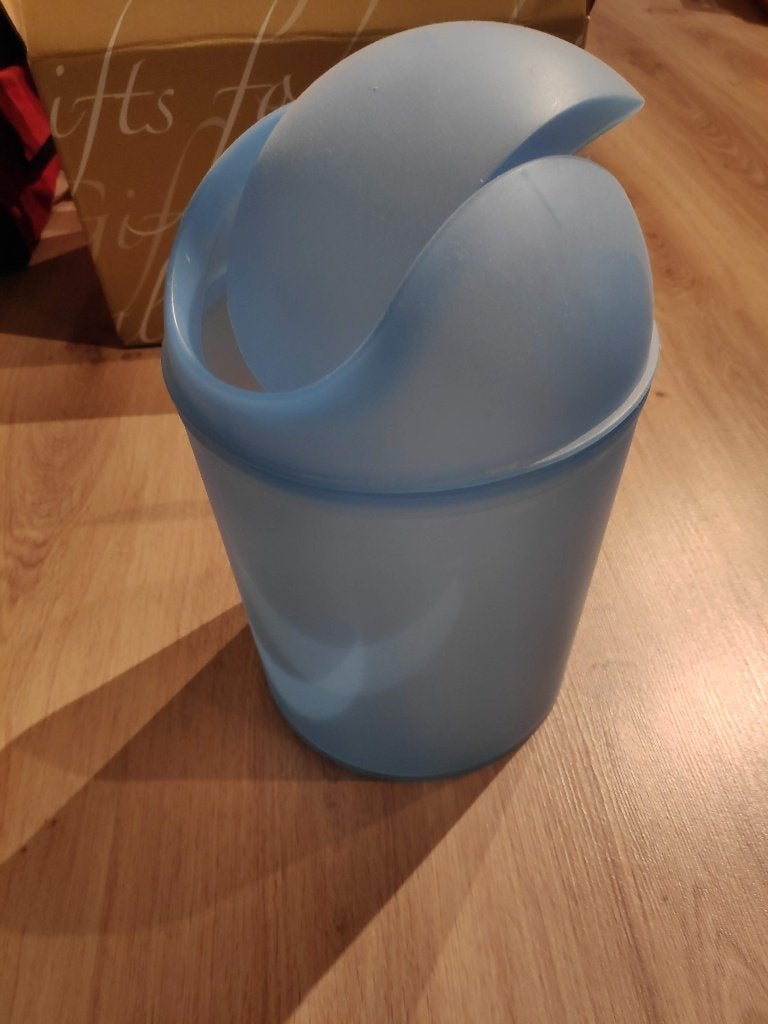 Lichtblauwe IKEA prullenbak met zwenkdeksel, Kunststof, Gebruikt, Ophalen of Verzenden, 5 – 50